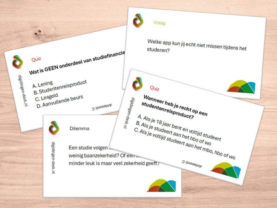 Enkele kletskaarten studeren op een tafel