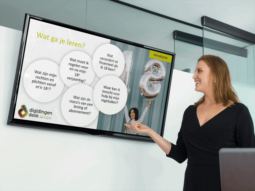 Workshopleider met op de achtergrond een digibord met een PowerPointpresentatie: wat ga je leren?