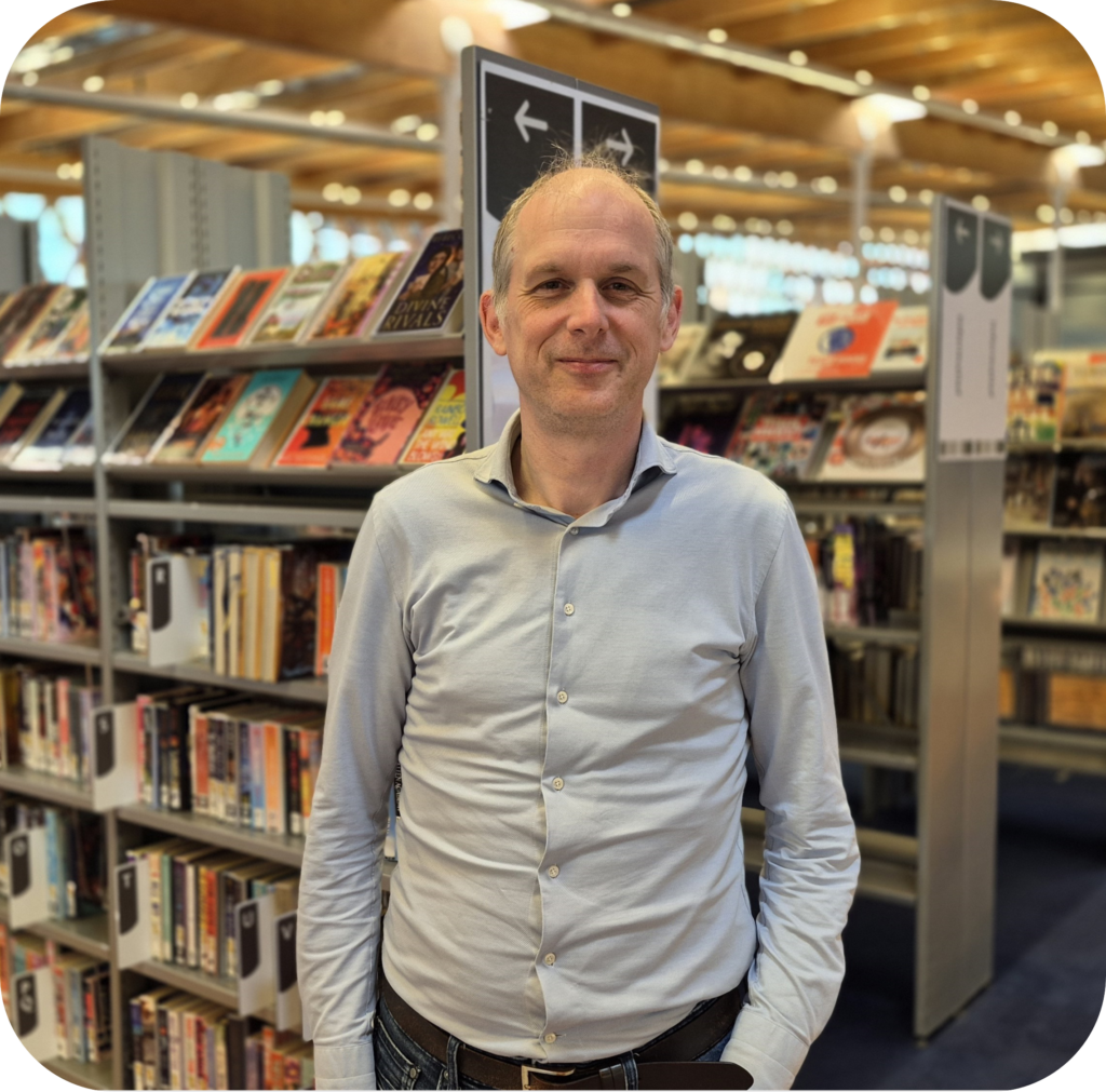 Foto van Anton Furnée in de bibliotheek