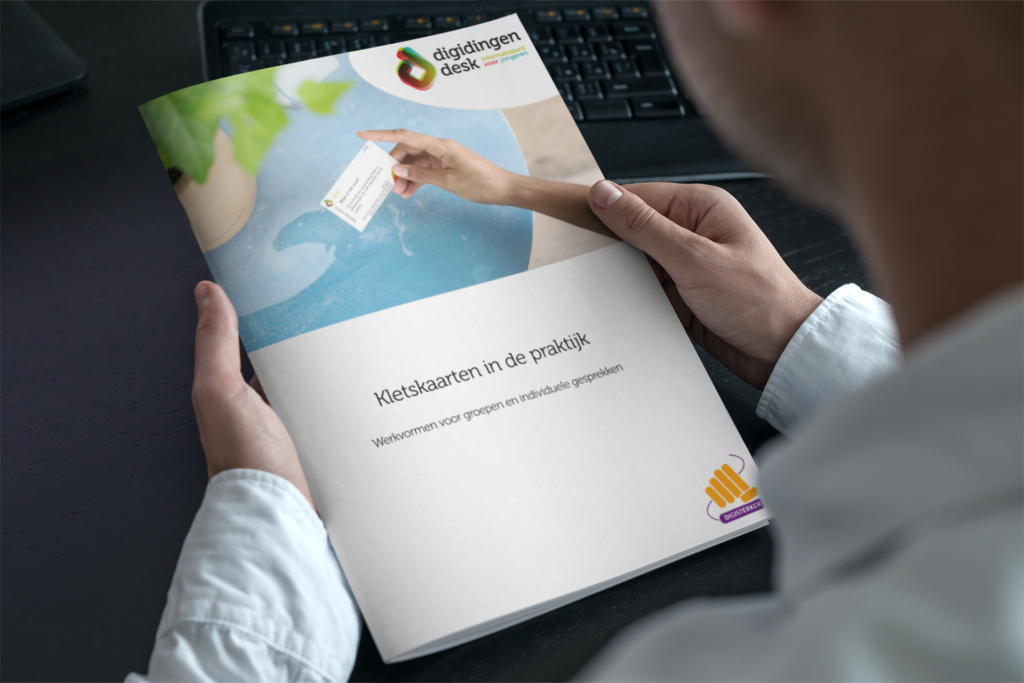 Iemand houdt het inspiratiedocument vast. Het document heeft als titel: Kletskaarten in de praktijk - Werkvormen voor groepen en individuele gesprekken